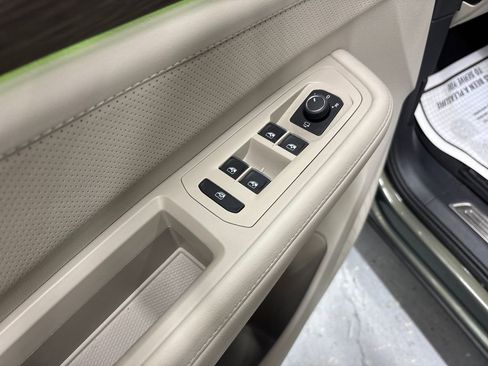 Used 2025 Volkswagen Atlas SEL Premium R-Line image 11