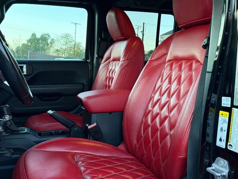 Used 2019 Jeep Wrangler Unlimited Sahara image 16