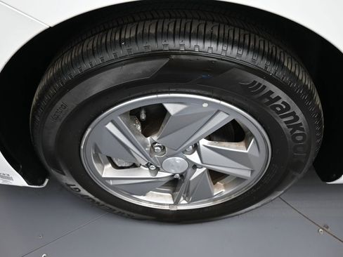 Certified 2025 Hyundai Elantra SE image 14