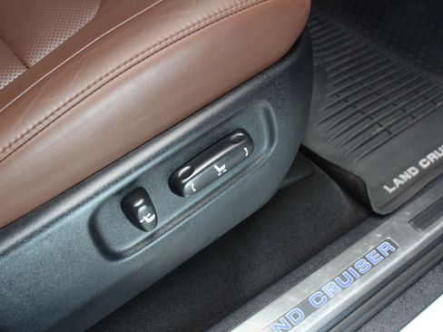 Used 2019 Toyota Land Cruiser w/ Four Season Floor Mat Package image 52