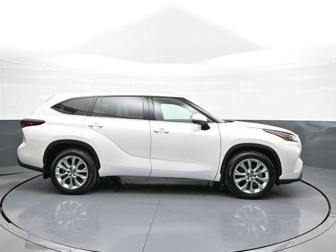 Used 2024 Toyota Highlander Limited AWD/4WD image 5
