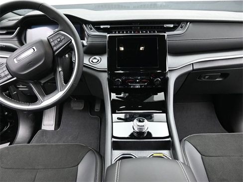 New 2025 Jeep Grand Cherokee Altitude image 24