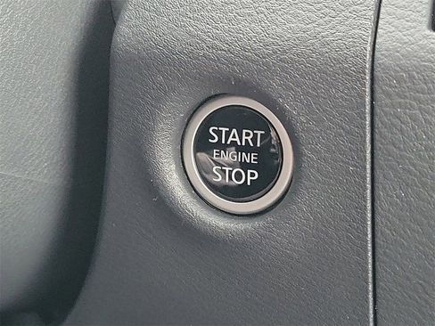 Used 2025 Nissan Frontier SV image 14