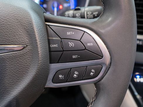 Used 2023 Chrysler Pacifica Touring-L FWD image 21