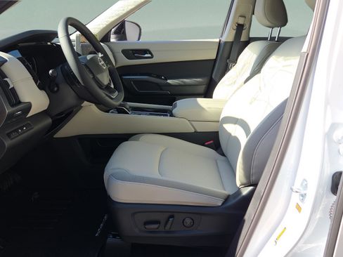 New 2026 Nissan Pathfinder SL FWD image 9