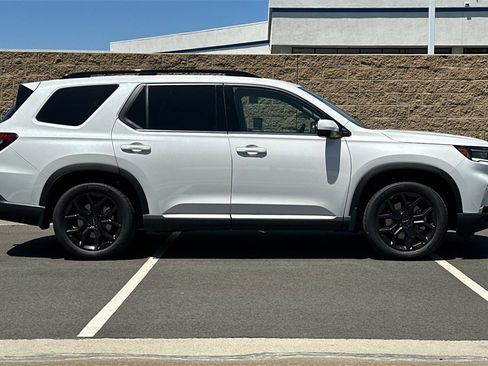 New 2025 Honda Pilot Touring image 3