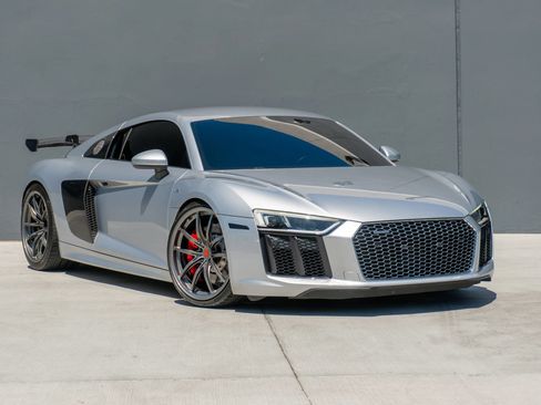 Used 2017 Audi R8 V10 w/ Carbon Exterior Package AWD/4WD image 5