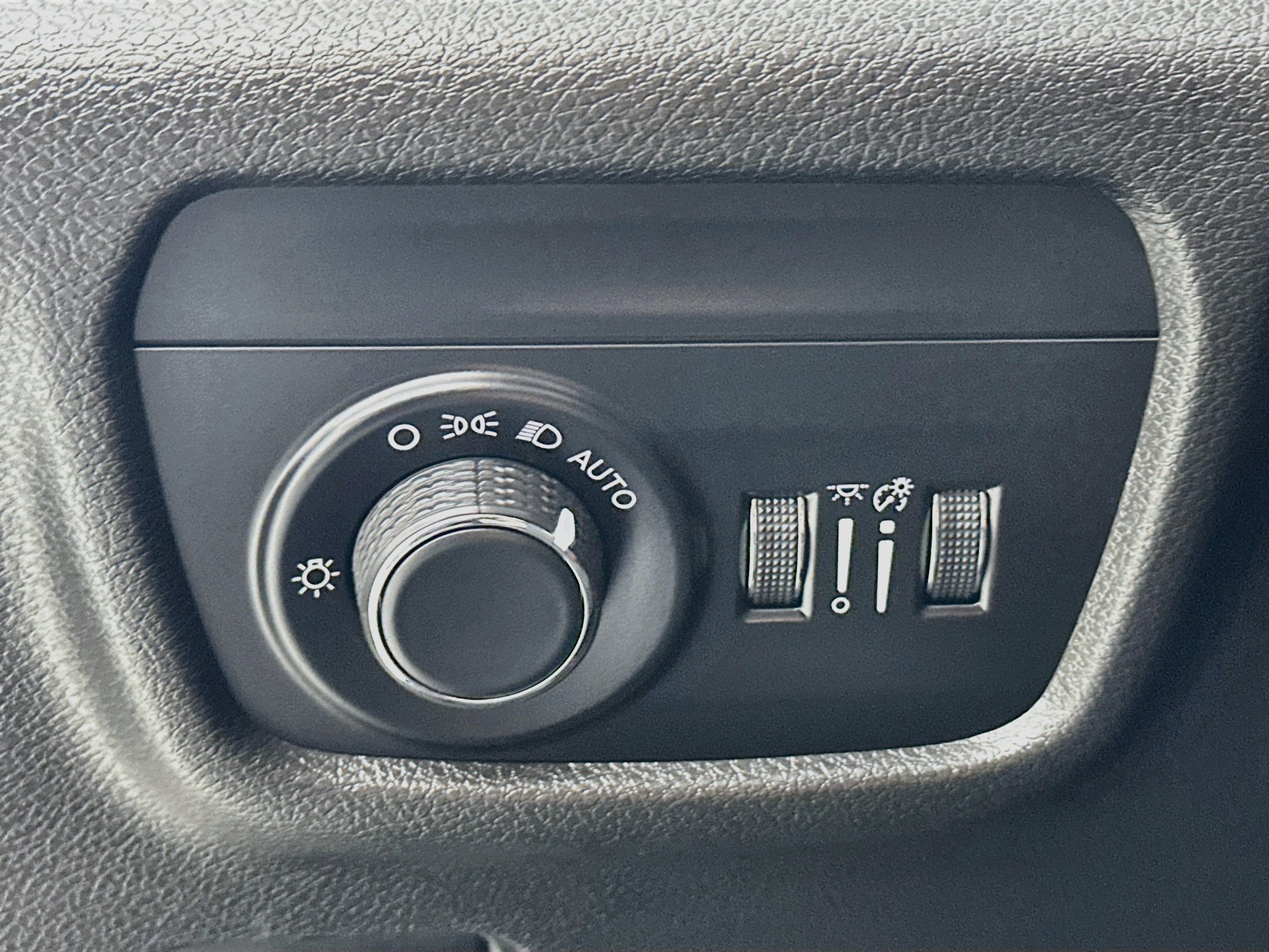 Used 2023 Jeep Grand Cherokee Laredo AWD/4WD image 10