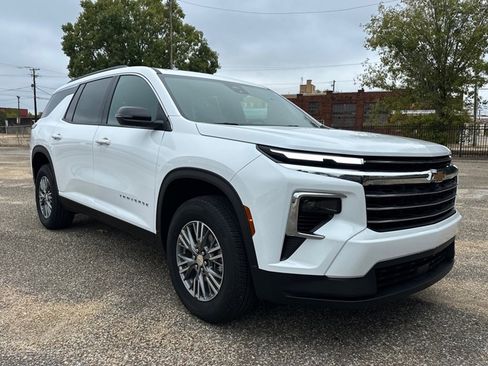 Used 2025 Chevrolet Traverse LT image 2