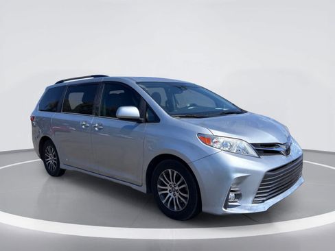 Used 2020 Toyota Sienna XLE w/ XLE Navigation Package FWD image 7