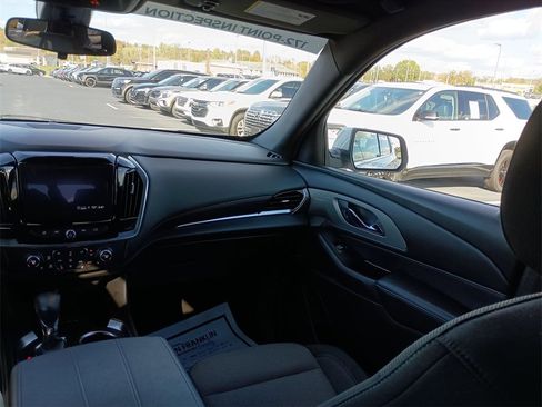 Used 2022 Chevrolet Traverse LT image 11