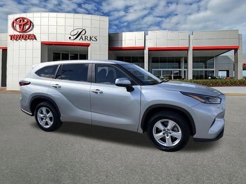 Certified 2025 Toyota Highlander LE FWD image 1