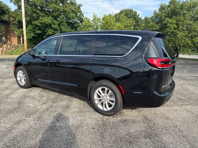 New 2026 Chrysler Pacifica Select AWD/4WD image 3