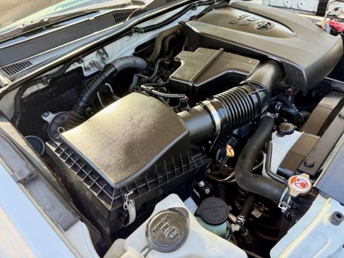Used 2017 Toyota Tacoma TRD Off-Road w/ Tow Package AWD/4WD image 15
