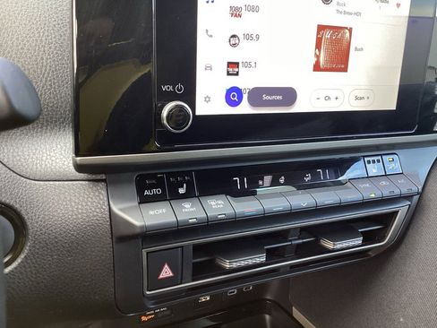 Used 2025 Toyota Camry LE w/ Convenience Package image 15