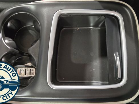 Used 2023 Chrysler Pacifica Touring-L FWD image 19