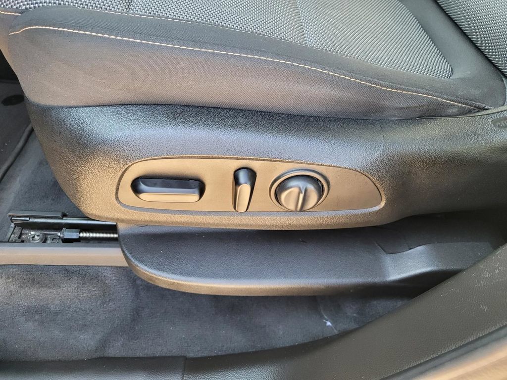 Used 2021 Chevrolet Traverse LT FWD image 22