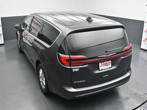 Used 2023 Chrysler Pacifica Touring-L FWD image 28