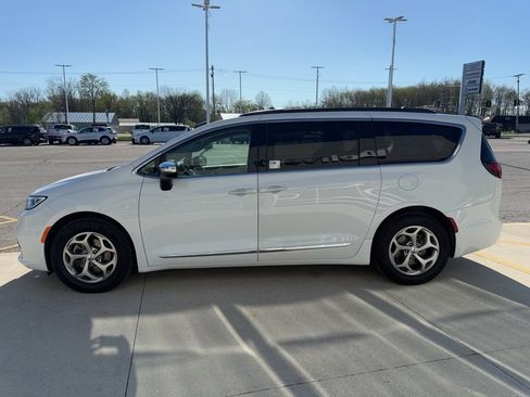 Used 2023 Chrysler Pacifica Limited FWD image 10