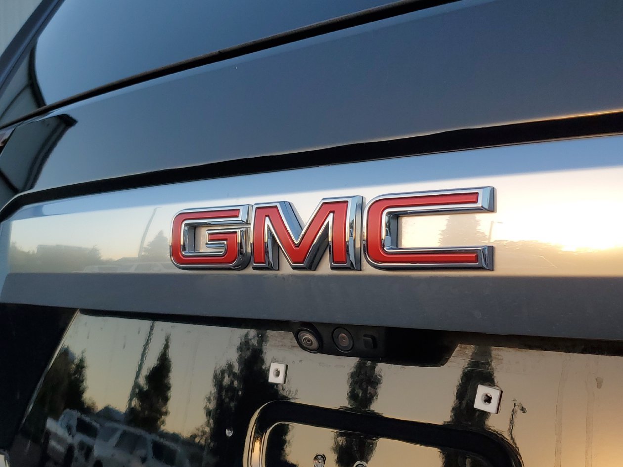 Used 2024 GMC Yukon Denali w/ Advanced Technology Package AWD/4WD image 6