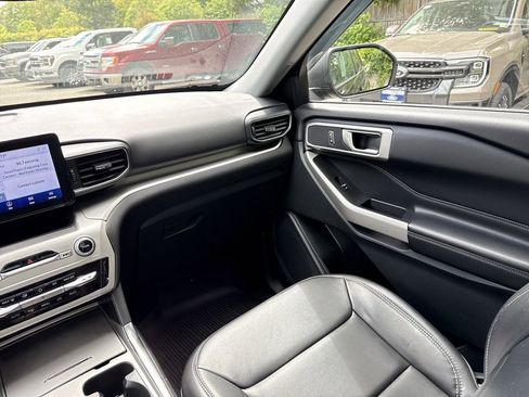 Used 2022 Ford Explorer XLT w/ Equipment Group 202A AWD/4WD image 16