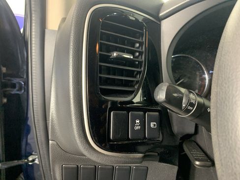 Used 2018 Mitsubishi Outlander ES image 17