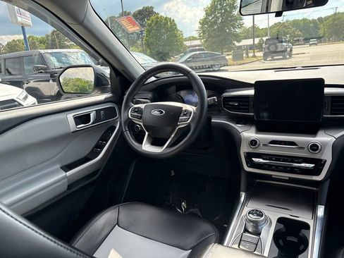 Used 2022 Ford Explorer XLT w/ Equipment Group 202A AWD/4WD image 38