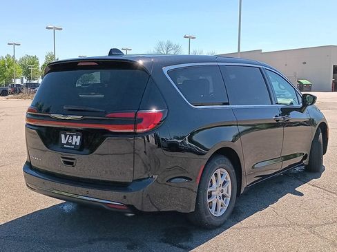 Used 2024 Chrysler Pacifica Touring-L FWD image 28