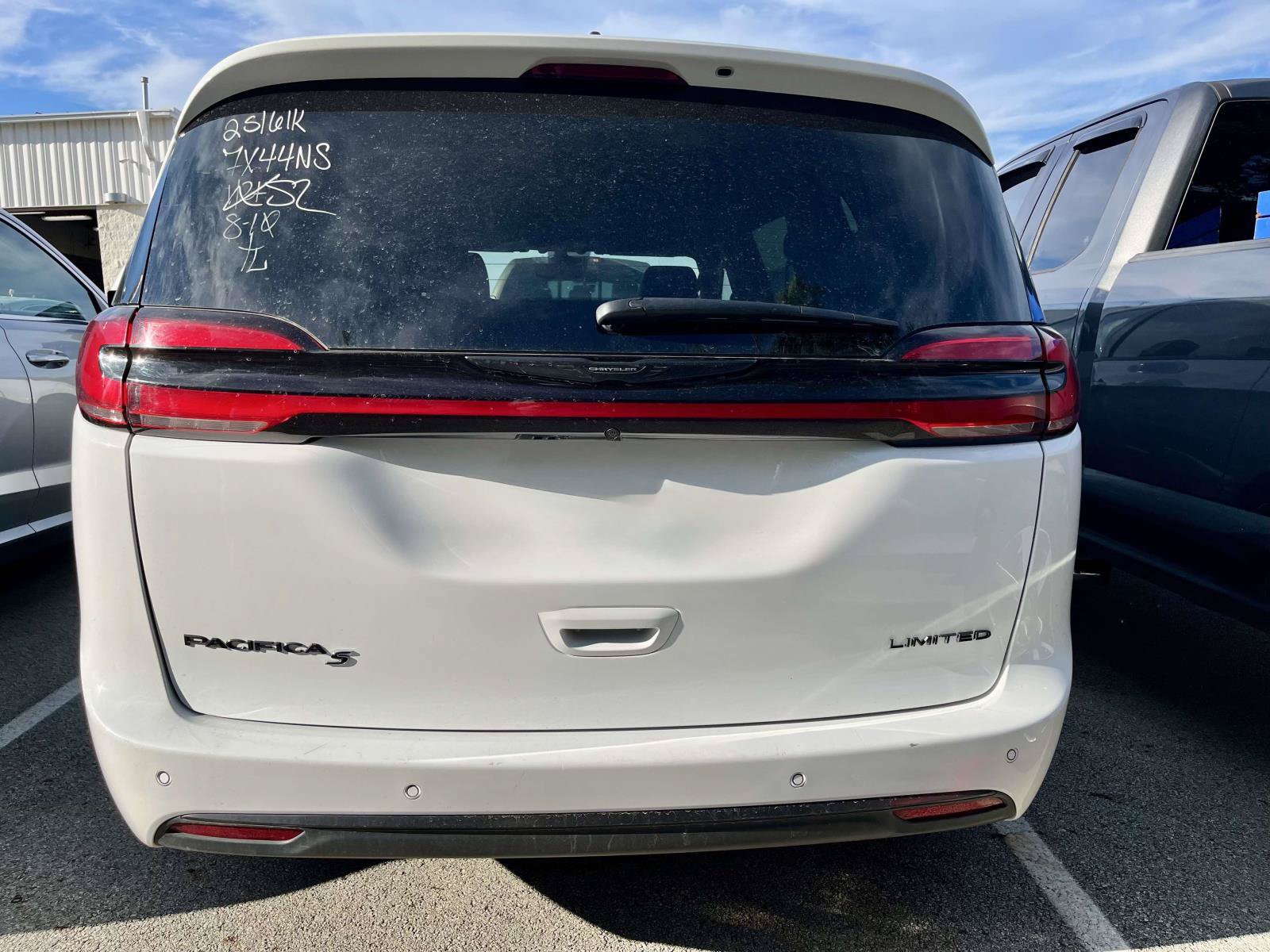 Used 2025 Chrysler Pacifica Limited FWD image 4