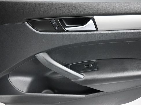 Used 2012 Volkswagen Passat 2.5 S FWD image 35