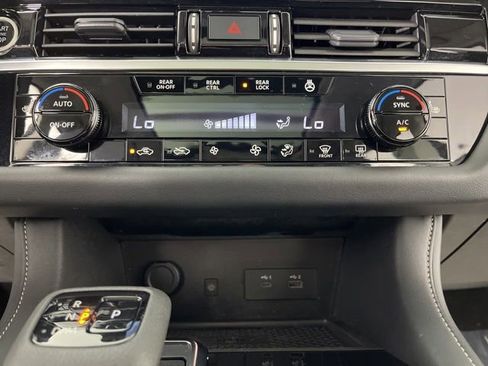 Used 2023 Nissan Pathfinder SL w/ SL Premium Package FWD image 28