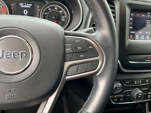 Used 2019 Jeep Cherokee Latitude Plus image 24