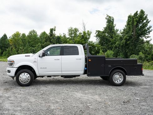 New 2026 RAM 4500 4x4 Crew Cab DRW w/ Laramie Trim Package image 15