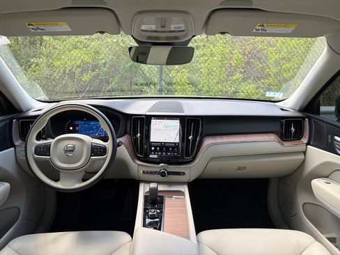 Used 2022 Volvo XC60 B5 Momentum w/ Climate Package AWD/4WD image 17