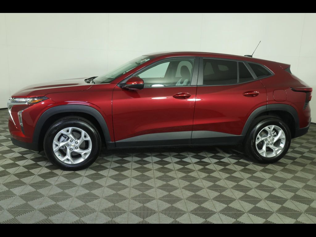 Used 2025 Chevrolet Trax LS w/ LS Convenience Package FWD image 5
