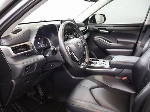 Certified 2025 Toyota Highlander XLE AWD/4WD image 13