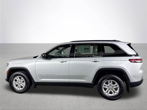 New 2025 Jeep Grand Cherokee Laredo w/ Luxury Tech Group I image 9
