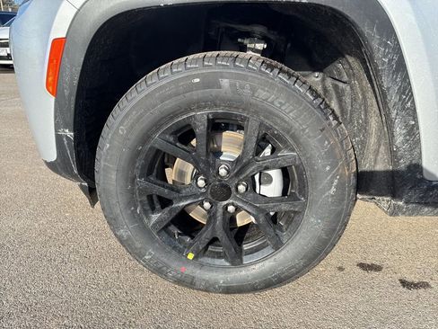 New 2026 Jeep Grand Cherokee Laredo image 9