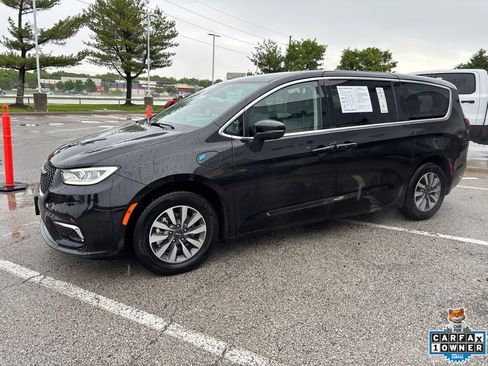 Used 2023 Chrysler Pacifica Touring-L FWD image 13