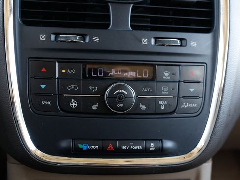 Used 2012 Chrysler Town & Country Limited image 32