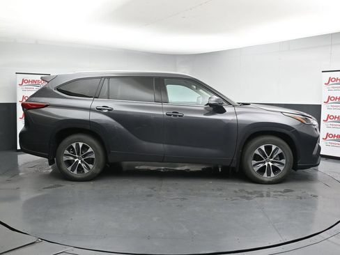 Used 2021 Toyota Highlander XLE AWD/4WD image 9