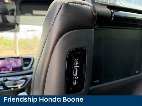 Used 2023 Chrysler Pacifica Limited w/ Uconnect Theater Family Group image 46