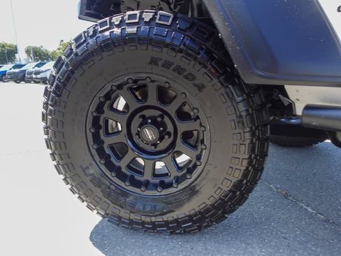 Used 2024 Jeep Gladiator Sport AWD/4WD image 13