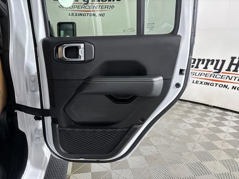 Used 2022 Jeep Wrangler Unlimited Sahara AWD/4WD image 23