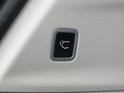 Used 2022 Chrysler Pacifica Touring-L FWD image 34