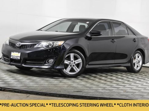 Used 2014 Toyota Camry SE FWD image 2