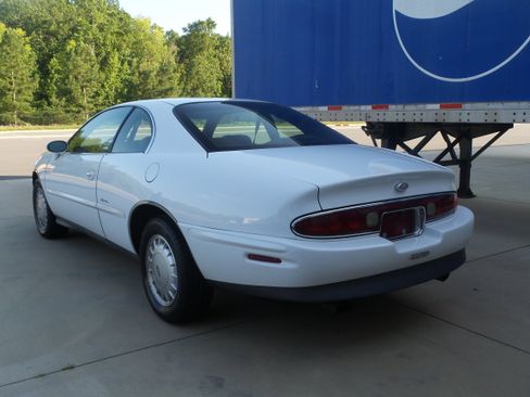 Used 1995 Buick Riviera Coupe image 4