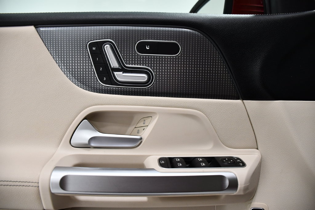 Used 2022 Mercedes-Benz GLB 250 4MATIC image 17