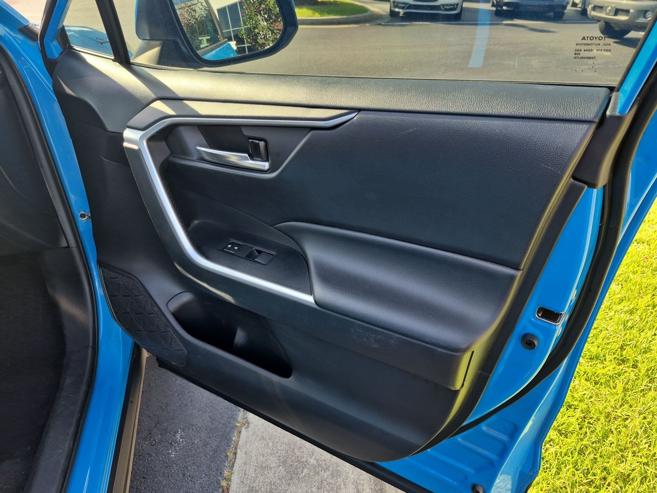 Used 2021 Toyota RAV4 XLE FWD image 23