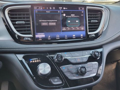 Used 2023 Chrysler Pacifica Touring-L w/ S Appearance Package FWD image 9